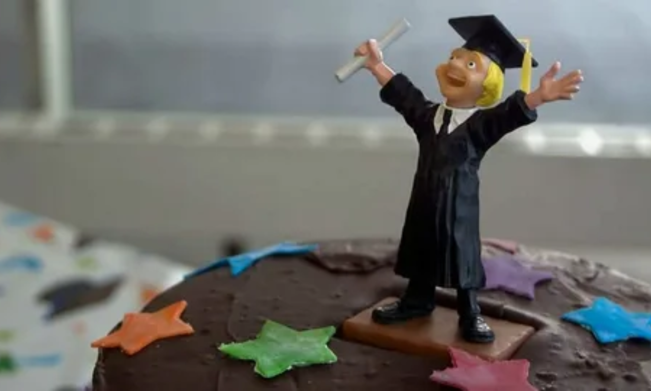 150+ Creative What to Write on Graduation Cake Ideas