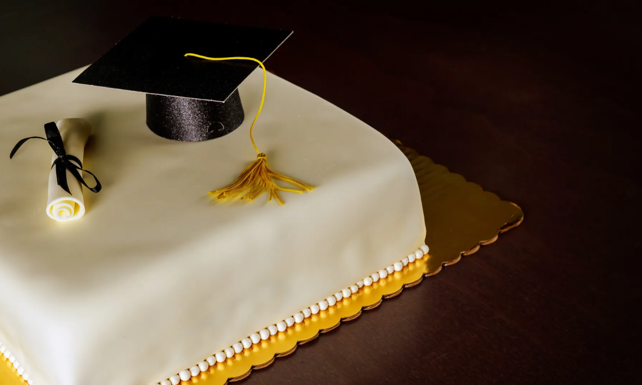 150+ Creative What to Write on Graduation Cake Ideas
